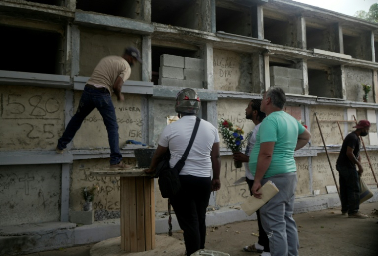 Des employés du cimetière général du Sud à Caracas préparent des niches funéraires pour les victimes du double séisme au Venezuela, le 29 juin 2026 ( AFP / Rosali Hernandez )