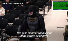 Etats-Unis: "Batman" interpelle un conseil municipal au sujet de la police de l'immigration