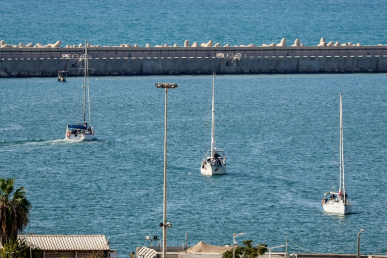 Des bateaux de la flottille pour Gaza interceptés par les forces navales israéliennes, arrivent dans le port d'Ashdod, dans le sud d'Israël, le 2 octobre 2025 ( AFP / Saeed QAQ )