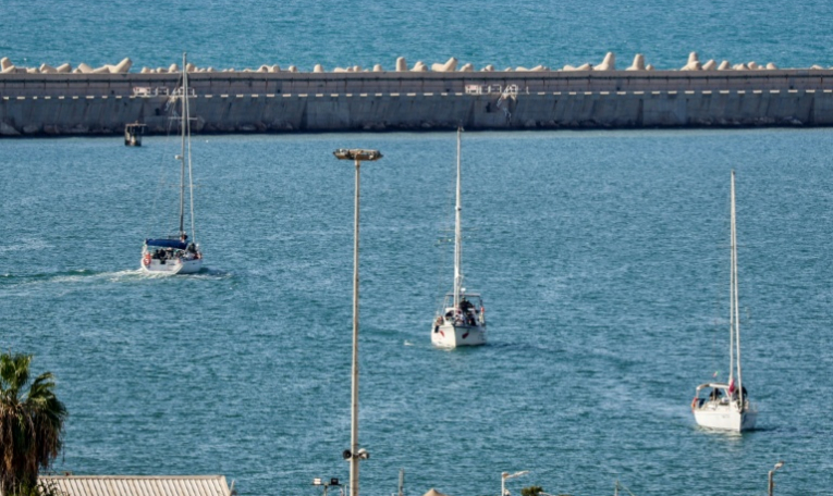 Des bateaux de la flottille pour Gaza interceptés par les forces navales israéliennes, arrivent dans le port d'Ashdod, dans le sud d'Israël, le 2 octobre 2025 ( AFP / Saeed QAQ )