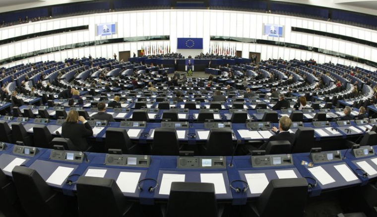 Des membres du Parlement européen assistent à une cérémonie pour célébrer le 10e anniversaire de la monnaie commune