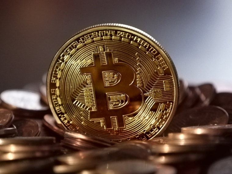 Une escroquerie aux faux placements en bitcoins démantelée, 64 victimes en France