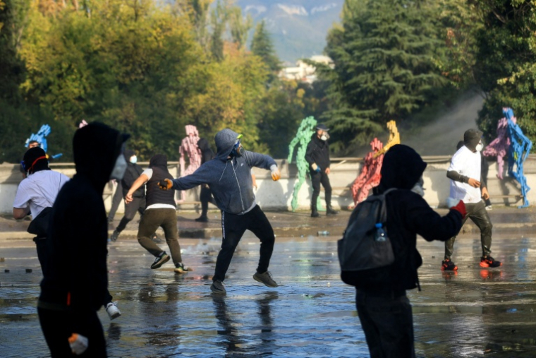 Heurts entre policiers et manifestants qui dénoncent mauvaises conditions d'études, la corruption et exigent la démission du Premier ministre albanais Edi Rama, le 24 octobre 2026 à Tirana ( AFP / Adnan Beci )