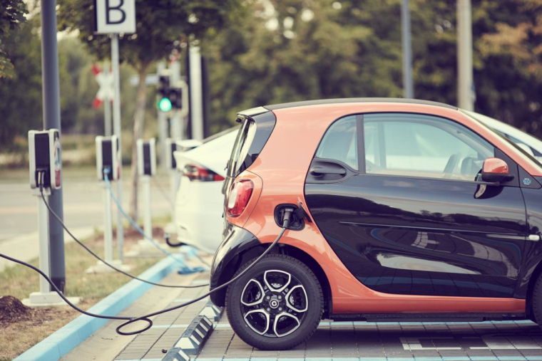 Un décret du 27 avril multiplie par deux la durée après laquelle un acheteur de véhicule électrique ayant bénéficié du bonus écologique peut revendre sa voiture. Photo d'illustration. (andreas160578 / Pïxabay)