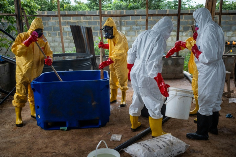 Des membres de l’Agence nationale nigériane de lutte contre les stupéfiants (NDLEA) lors d’une opération de démantellement d'un laboratoire clandestin de méthamphétamine abandonné à Iroto, au Nigeria, le 29 juillet 2026 ( AFP / TOYIN ADEDOKUN )