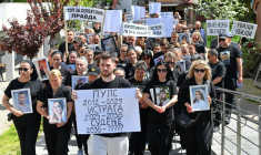 Les familles et amis défilent avec des pancartes et des portraits des victimes le 19 avril 2025 à Kocani, en Macédoine du Nord, après que l'incendie d'une discothèque de la ville a fait 63 morts ( AFP / Robert ATANASOVSKI )