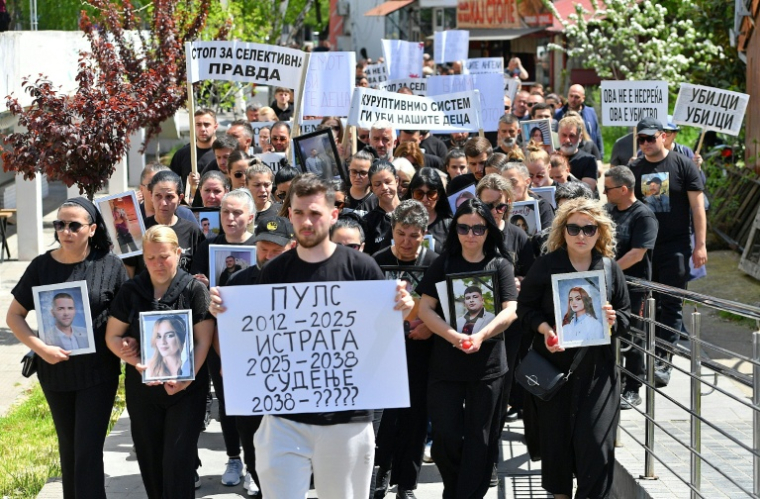 Les familles et amis défilent avec des pancartes et des portraits des victimes le 19 avril 2025 à Kocani, en Macédoine du Nord, après que l'incendie d'une discothèque de la ville a fait 63 morts ( AFP / Robert ATANASOVSKI )
