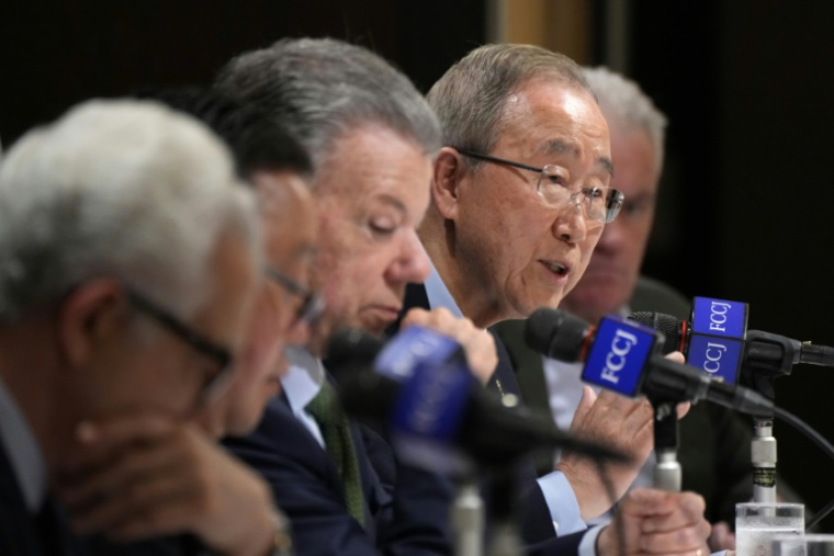 Le vice-président des "Sages" et ancien secrétaire général de l'ONU, Ban Ki-moon (2e d), aux côtés L'ex-président colombien Juan Manuel Santos (3e d), lors d'une conférence de presse à Tokyo, le 15 mai 2025 ( AFP / Kazuhiro NOGI )