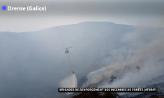 Images aériennes de nuages de fumée s'élevant des montagnes espagnoles