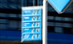 Les prix d'essence affichés dans une station service à Berlin le 11 mars ( AFP / Tobias SCHWARZ )