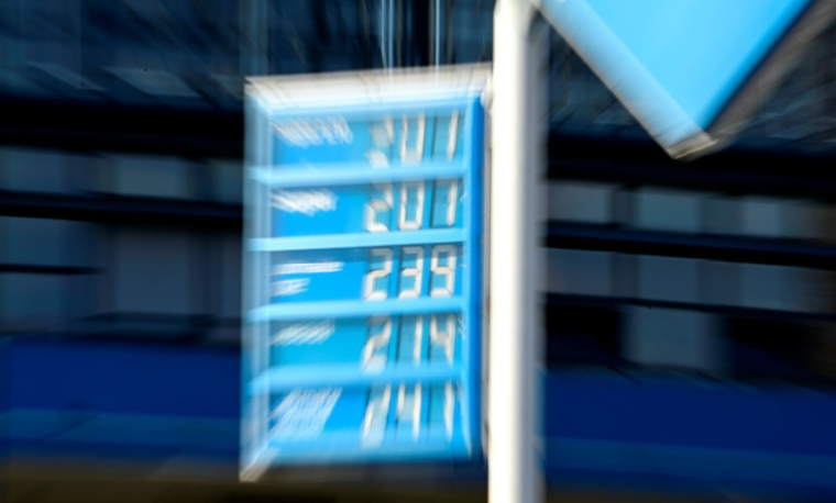Les prix d'essence affichés dans une station service à Berlin le 11 mars ( AFP / Tobias SCHWARZ )