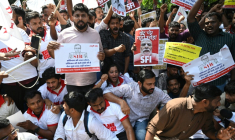 Des membres de l’aile étudiante du Parti communiste indien scandent des slogans lors d’une manifestation contre le chef de la Commission électorale de l’Inde, Gyanesh Kumar, dénonçant des irrégularités électorales présumées dans le cadre de la Révision spéciale intensive (SIR) des listes électorales, à New Delhi, le 2 octobre 2026 ( AFP / Arun SANKAR )