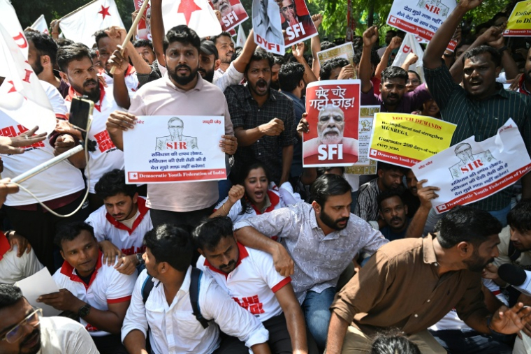Des membres de l’aile étudiante du Parti communiste indien scandent des slogans lors d’une manifestation contre le chef de la Commission électorale de l’Inde, Gyanesh Kumar, dénonçant des irrégularités électorales présumées dans le cadre de la Révision spéciale intensive (SIR) des listes électorales, à New Delhi, le 2 octobre 2026 ( AFP / Arun SANKAR )