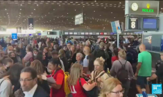 Grèves dans les aéroports français: des vols annulés et des retards