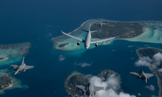 Un A330 MRTT, accompagné par 3 Rafale et un A400M. (crédit : C. Vernat - armée de l'Air et de l'Espace)