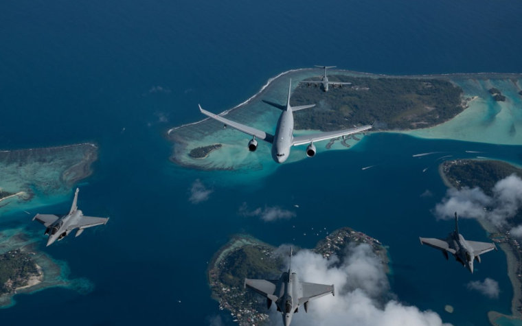 Un A330 MRTT, accompagné par 3 Rafale et un A400M. (crédit : C. Vernat - armée de l'Air et de l'Espace)