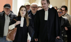 l'ex-sénateur Joël Guerriau (c) accompagnés de ses avocots arrive au Palais de justice de Paris pour son procès, le 26 janvier 2026 ( AFP / STEPHANE DE SAKUTIN )