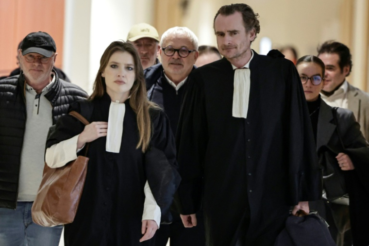 L'ex-sénateur Joël Guerriau (c) accompagnés de ses avocats arrive au Palais de justice de Paris pour son procès, le 26 janvier 2026 ( AFP / STEPHANE DE SAKUTIN )