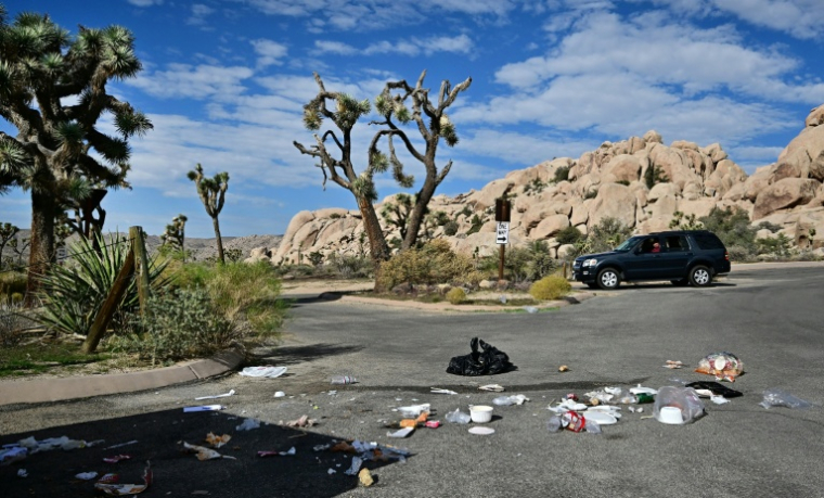 Des déchets le long d'une route dans le parc national de Joshua Tree, en Californie, le 10 octobre, après que la paralysie fédérale a mis la grande majorité des "rangers" chargés de leur maintien au chômage technique ( AFP / Frederic J. BROWN )