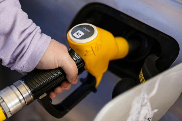 Plein de gazole chez Esso à Rely,  dans le département du Pas-de-Calais le 5 mars 2026. ( AFP / Sameer Al-DOUMY )