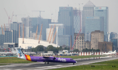 LA COMPAGNIE AÉRIENNE FLYBE SONGE À SE VENDRE, LE TITRE BONDIT