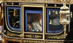 Le roi Charles III et la reine Camilla en route vers  Buckingham palace après le traditionnel discours du trône au Parlement, à Londres le 13 mai 2026 ( AFP / Henry NICHOLLS )