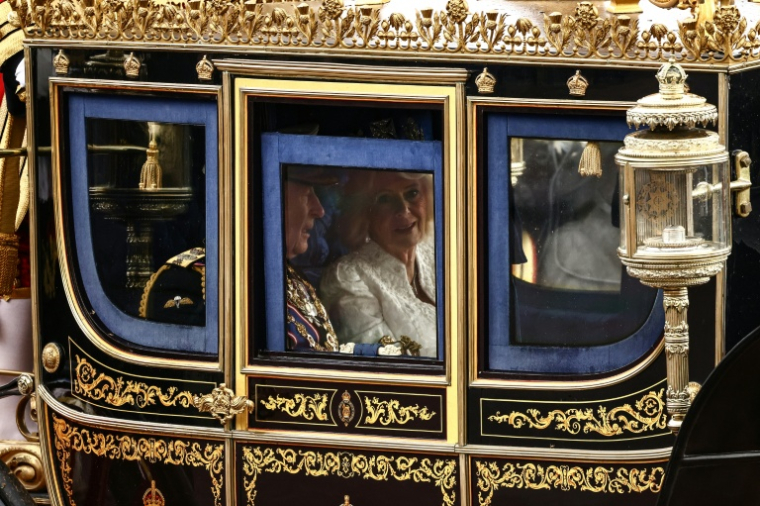 Le roi Charles III et la reine Camilla en route vers  Buckingham palace après le traditionnel discours du trône au Parlement, à Londres le 13 mai 2026 ( AFP / Henry NICHOLLS )