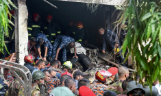 Des secouristes bangladais sur les lieux du crash d'un avion militaire, tombé sur une école de Dacca, le 21 juillet 2025 ( AFP / Abdul Goni )