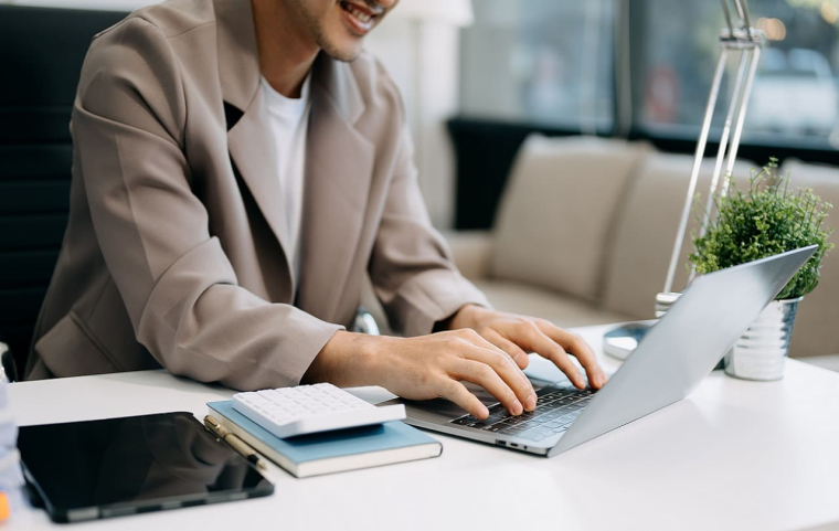 (Comment un compte bancaire pro peut-il contribuer à booster son activité d'indépendant ? - Crédit photo : Adobe Stock)