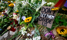 Des fleurs, des bougies et une pancarte avec "Ne les laissons pas nous diviser" ont été déposées en hommage aux victimes dans le parc Tiergarten à Berlin, le 27 juillet 2026 ( AFP / John MACDOUGALL )