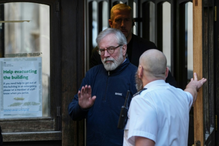 L'ancien dirigeant du parti nationaliste irlandais Sinn Fein, Gerry Adams (c), arrive à la Haute Cour de Londres pour assister à une nouvelle audience dans le cadre d'un procès civil, le 18 mars 2026 ( AFP / CARLOS JASSO )