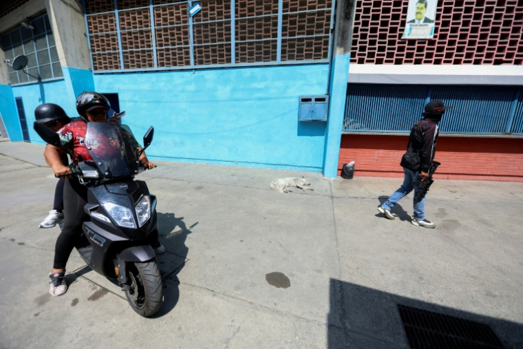 Un membre des colectivos, groupes paramilitaires vénézuéliens qui contrôlent les rues, le 7 janvier 2026 à Caracas ( AFP / Pedro MATTEY )