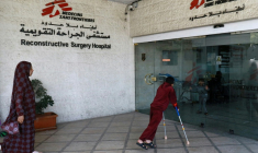 Des patients arrivent à l'hôpital  Al-Mouwasat, géré par Médecins sans frontières (MSF) à Amman, le 15 avril 2025 en Jordanie ( AFP / Khalil MAZRAAWI )