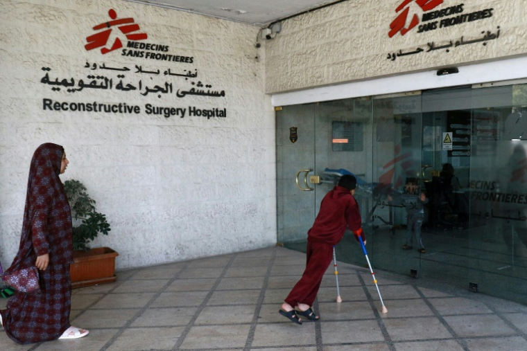 Des patients arrivent à l'hôpital Al-Mouwasat, géré par Médecins sans frontières (MSF) à Amman, le 15 avril 2025 en Jordanie ( AFP / Khalil MAZRAAWI )