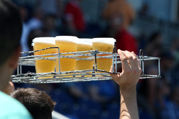 Un Américain monte accidentellement dans un bateau de supporters anglais et finit au stade