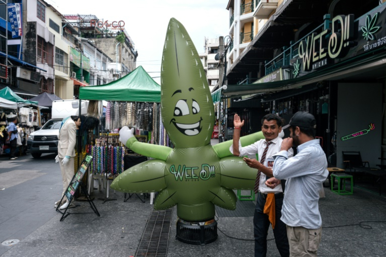 Un ballon en forme de feuille de marijuana devant un dispensaire de cannabis sur Khao San Road, à Bangkok, en Thaïlande, le 23 mai 2025 ( AFP / Chanakarn Laosarakham )