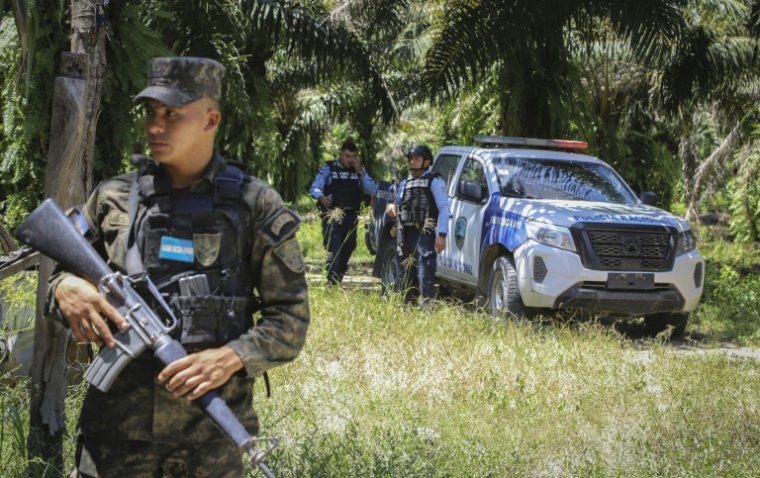 Un soldat et des policiers sur le site du massacre à Trujillo, au Honduras, le 21 mai 2026 ( AFP / STRINGER )