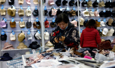 Clients en train de faire des achats au magasin Wankelai à Pékin