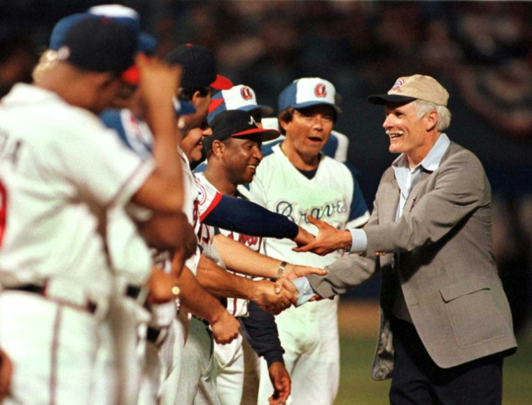 Le propriétaire des Braves d'Atlanta, Ted Turner (d), salue d'anciens joueurs des Braves lors d'une cérémonie pour commémorer le dernier match à domicile de la saison régulière au Fulton County Stadium d'Atlanta, en Géorgie, le 23 septembre 2001 ( AFP / DOUG COLLIER )