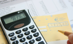 (Si vous faites partie des Français qui paient encore le Trésor Public par chèque, cette annonce vous concerne - Visuel Adobe Stock)