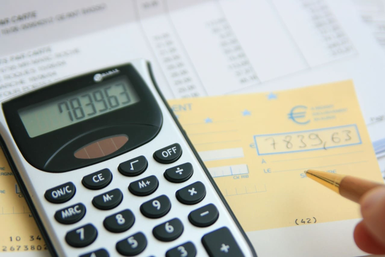 (Si vous faites partie des Français qui paient encore le Trésor Public par chèque, cette annonce vous concerne - Visuel Adobe Stock)