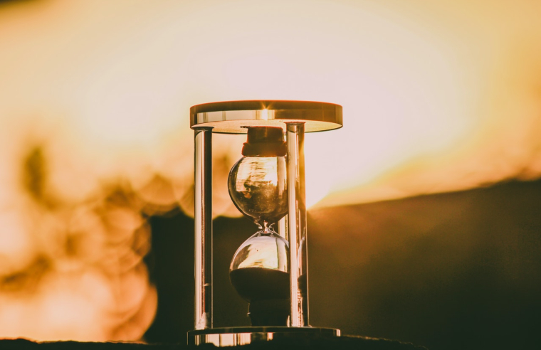 Alors que les exemples ne manquent pas pour souligner l'omniprésence de l'incertitude et la nécessité de lui donner un prix, certains pans des marchés actions semblent avoir une vision précise et certaine de l'avenir. (crédit : Samer Daboul / Pexels)