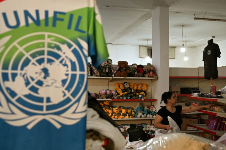 Une employée dispose des marchandises destinées au personnel de la Force intérimaire des Nations unies au Liban (Finul) dans une usine à Ibl al-Saqi, près de la frontière du sud du Liban, le 13 octobre 2026 ( AFP / Joseph EID )