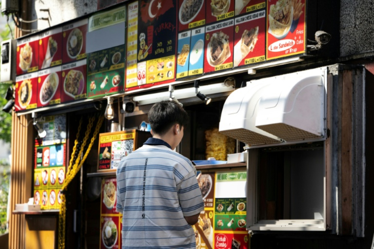 Un restaurant kebab dans le quartier d'Okubo, à Tokyo, le 12 jiun 2026 ( AFP / Andrew CABALLERO-REYNOLDS )