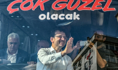 Le maire d'Istanbul emprisonné, Ekrem Imamoglu (C) salue ses partisans, le 14 juin 2019 à Istanbul   ( AFP / Ozan KOSE )