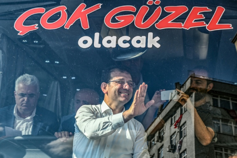 Le maire d'Istanbul emprisonné, Ekrem Imamoglu (C) salue ses partisans, le 14 juin 2019 à Istanbul   ( AFP / Ozan KOSE )