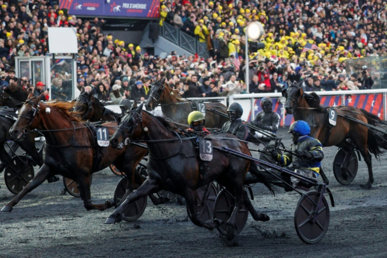 Le driver Franck Nivard, au centre, sur Hokkaido Jiel, à l'hippodrome de Vincennes à Paris lors du Prix d'Amérique le 25 janvier 2026 ( AFP / GEOFFROY VAN DER HASSELT )