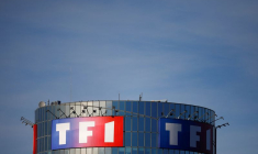 Photo du logo de TF1 affiché au siège de Boulogne-Billancourt près de Paris