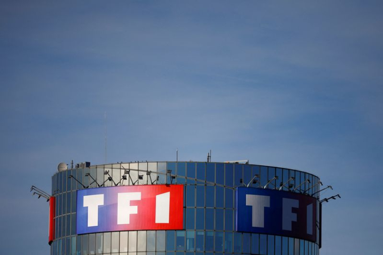 Photo du logo de TF1 affiché au siège de Boulogne-Billancourt près de Paris
