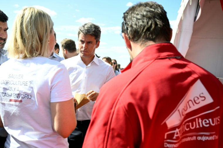 Gabriel Attal, candidat du parti Renaissance à la présidentielle de 2027, parle avec des agriculteurs lors de sa visite au salon agricole "Terres de Jim", organisé par le syndicat Jeunes Agriculteurs à Magny, le 11 septembre 2026 en Moselle ( AFP / Jean-Christophe VERHAEGEN )